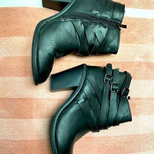 Black Heel Boot size 7.5. Good condition.